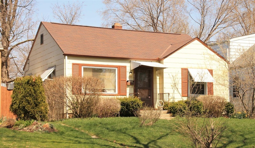 view of front facade with a front yard