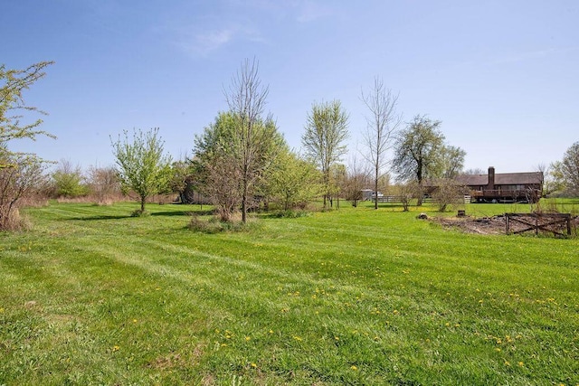 view of yard featuring a rural view