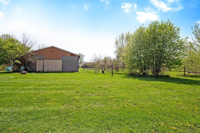 view of yard featuring an outdoor structure