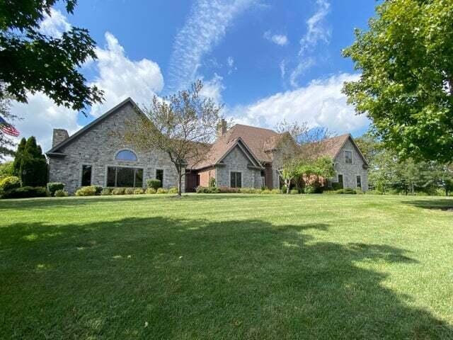 view of front of house with a front lawn