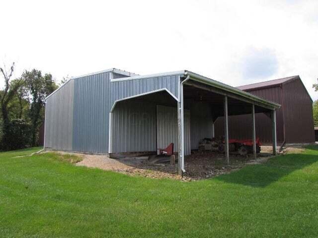 view of outdoor structure with a yard