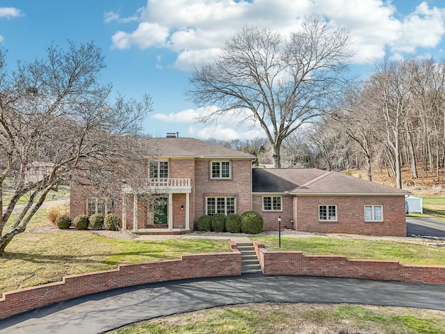 view of front of house featuring a front lawn