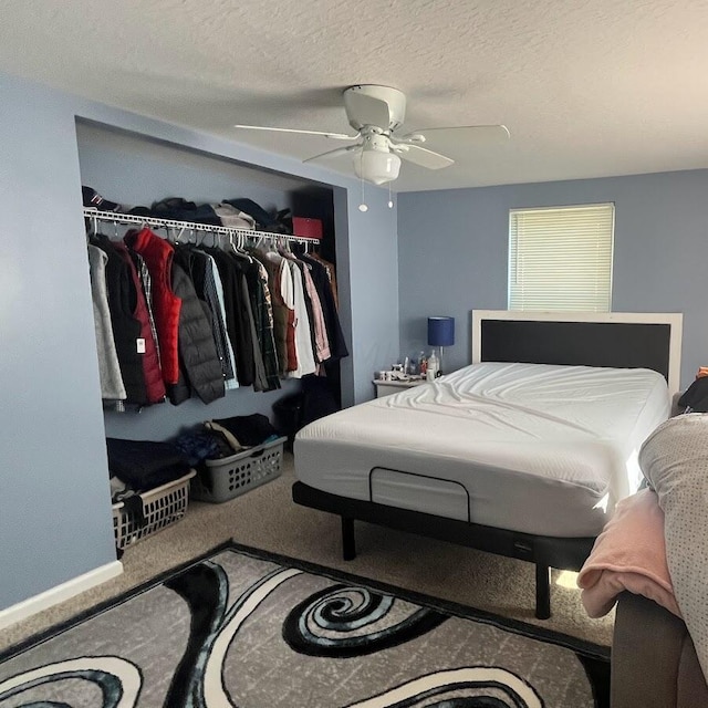 bedroom featuring ceiling fan, carpet floors, a textured ceiling, and a closet