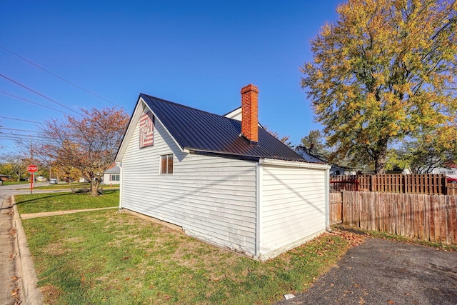 view of side of property featuring a lawn