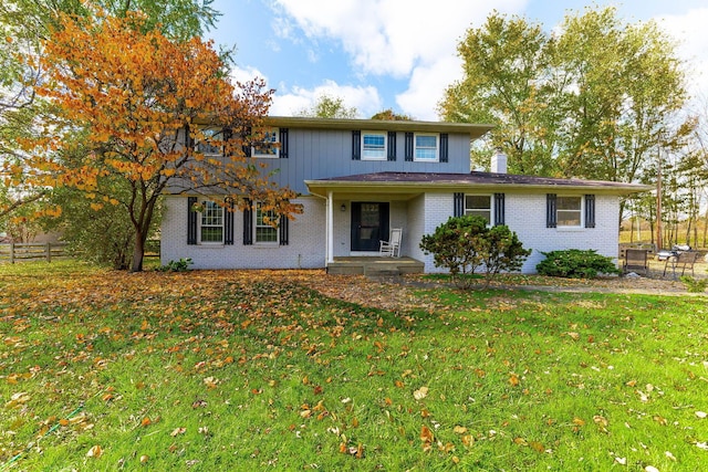 view of front of house featuring a front lawn