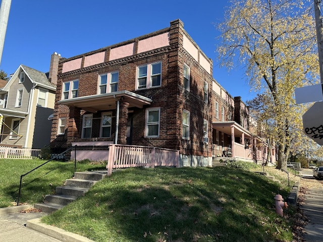 view of front of house with a front lawn