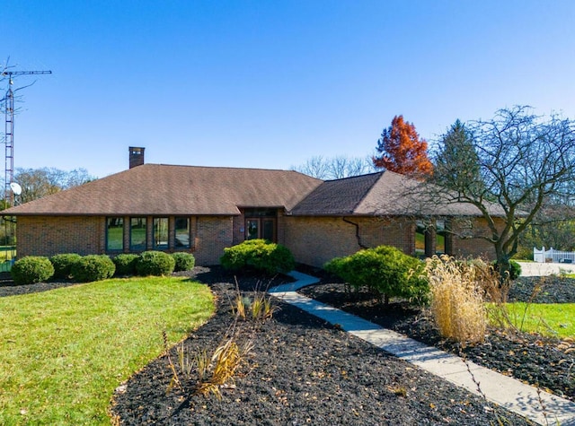 single story home with a front yard