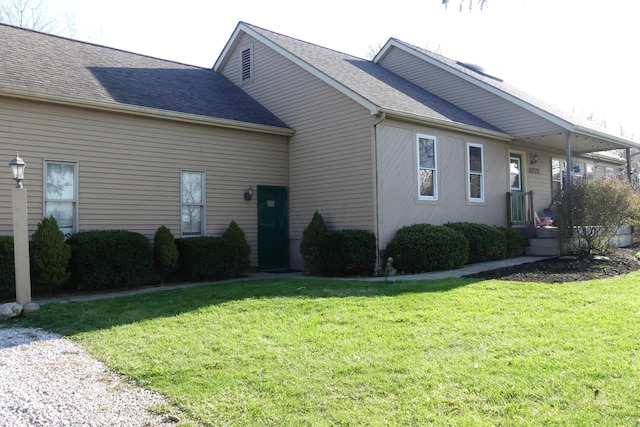 view of side of property featuring a lawn