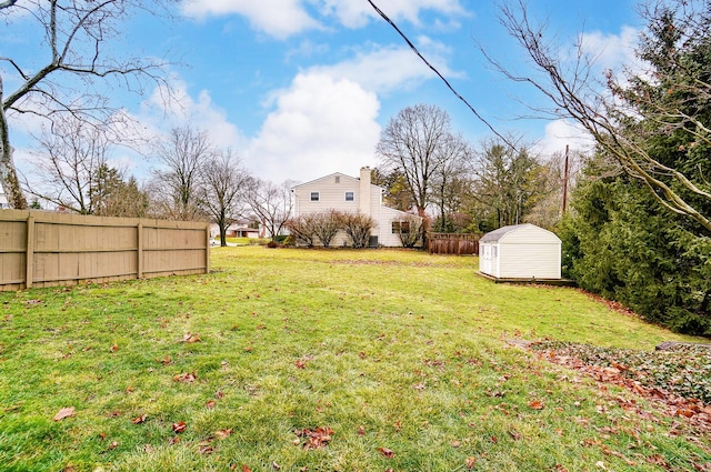 view of yard featuring a shed