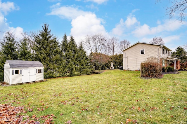 view of yard featuring a storage shed