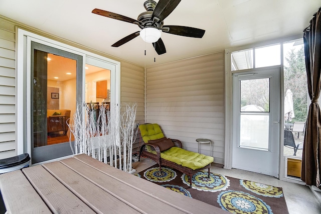 sunroom with ceiling fan