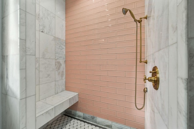 bathroom featuring a tile shower