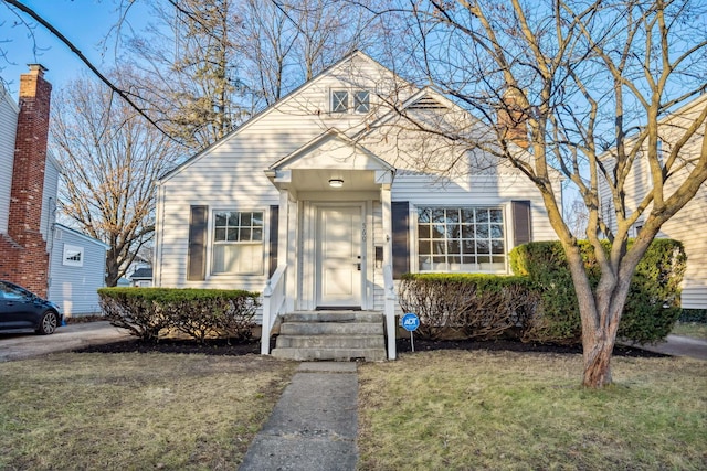 bungalow featuring a front yard