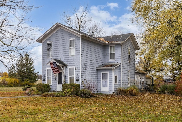 view of front of property with a front lawn