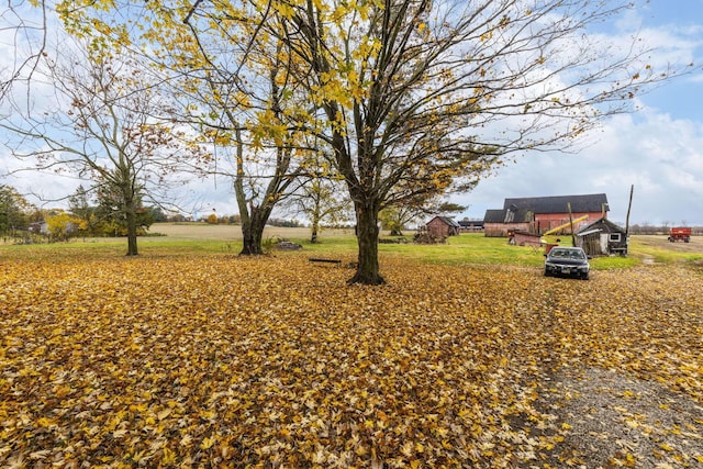 view of yard featuring a rural view