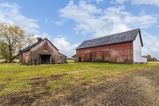 view of yard with an outbuilding