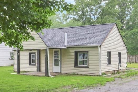 view of front of house featuring a front yard