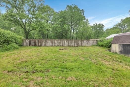 view of yard with a storage unit