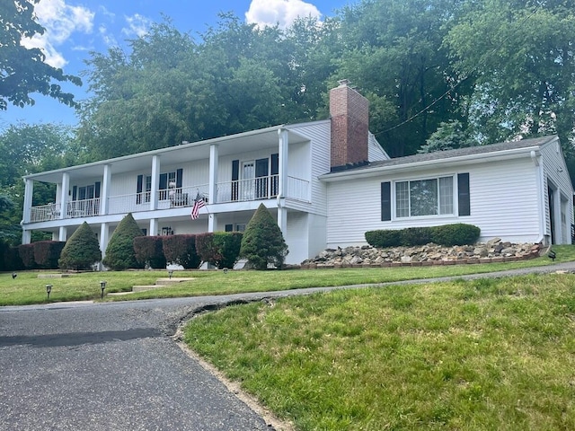 view of front of property with a front yard