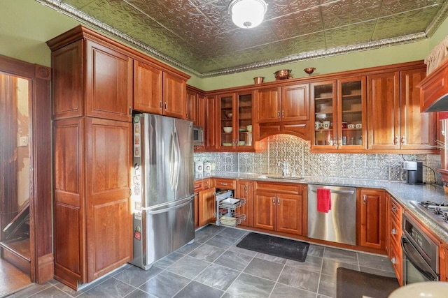 kitchen featuring decorative backsplash, stainless steel appliances, and sink