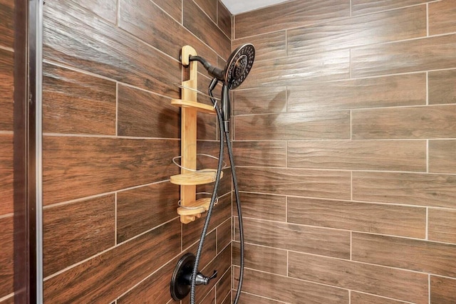 details featuring tiled shower