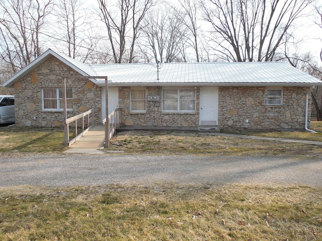 single story home featuring a front lawn