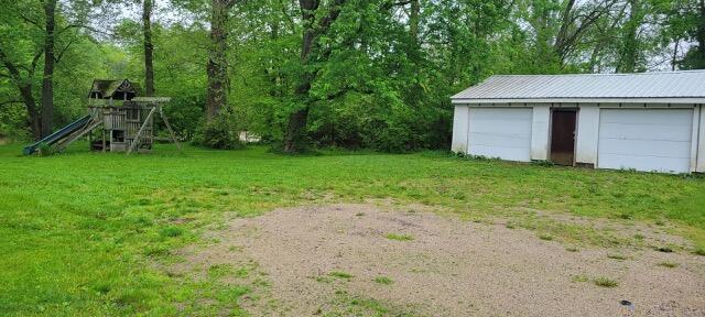 view of yard with an outbuilding and a garage