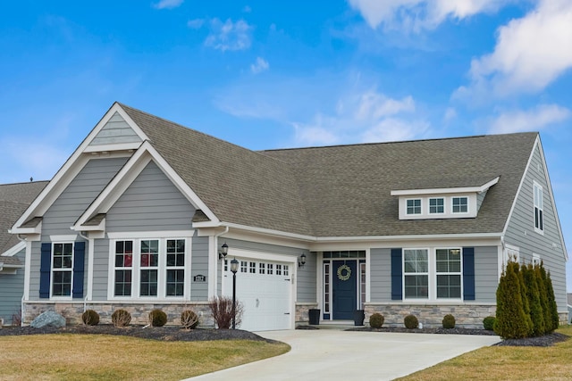 craftsman-style home featuring a front lawn