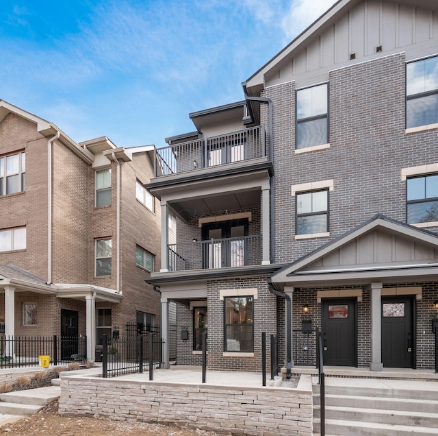 townhome / multi-family property featuring a balcony