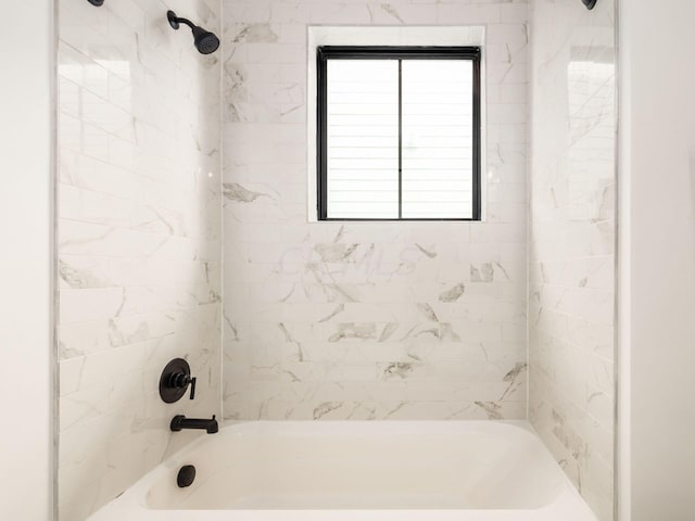 bathroom featuring tiled shower / bath