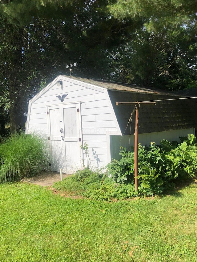 view of outdoor structure featuring a yard