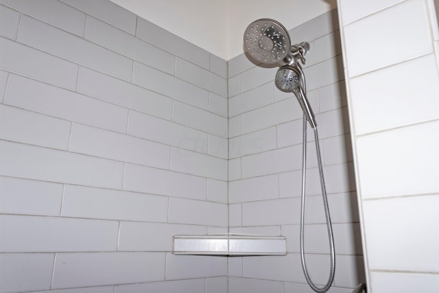 details featuring tiled shower