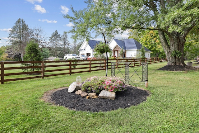 view of yard featuring a rural view