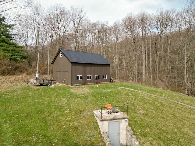 view of yard with an outbuilding