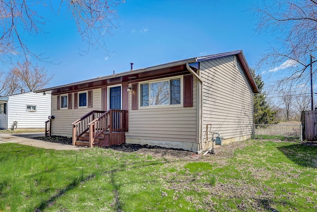 view of front of house with a front lawn