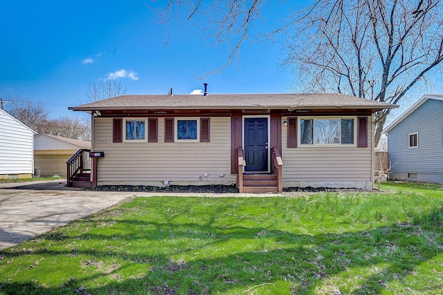 view of front facade with a front yard