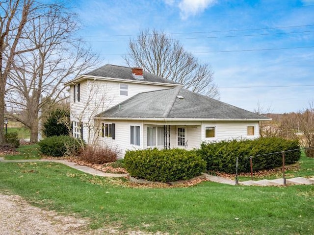 view of side of property featuring a lawn