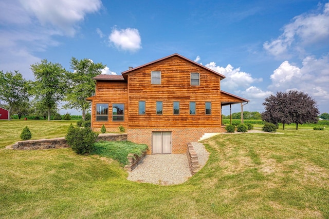 back of house featuring a lawn