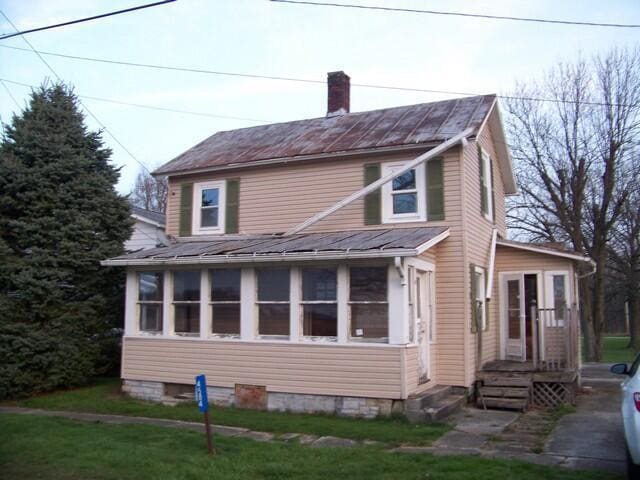 view of front of property with a front yard