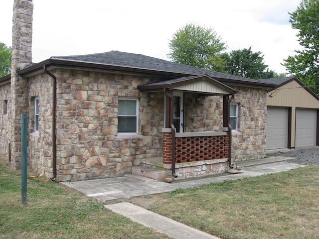 view of front facade with a front lawn