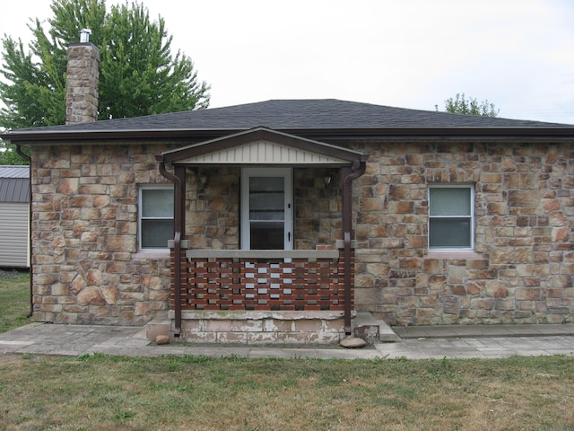 view of front facade featuring a front lawn