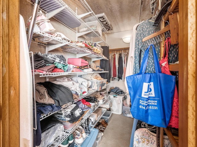 walk in closet featuring carpet