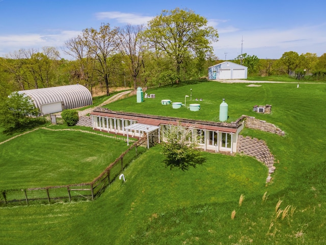 view of yard featuring an outbuilding