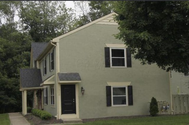 view of front of house featuring a front lawn