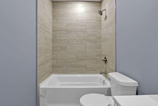 bathroom with toilet and tiled shower / bath