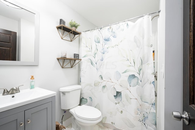 bathroom featuring a shower with curtain, vanity, and toilet