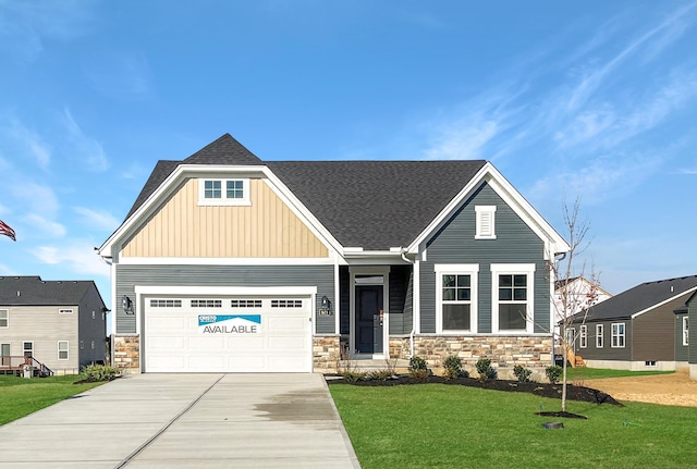 craftsman inspired home featuring a front yard