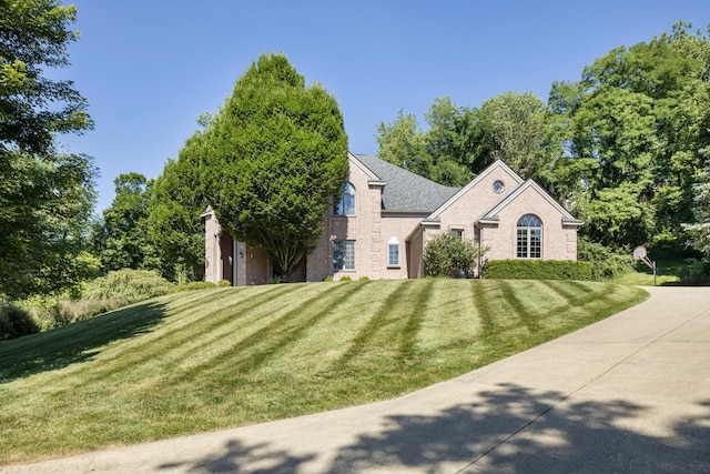 view of front facade featuring a front lawn