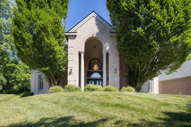 view of front of property with a front lawn