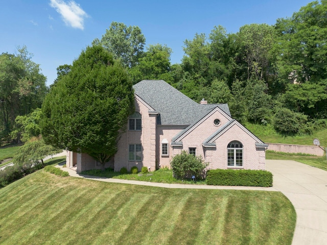 view of front of house with a front lawn